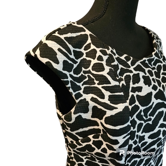 Robbie Bee Giraffe Print Sheath Dress Black & White 100% Polyester Size 6 - Picture 6 of 7